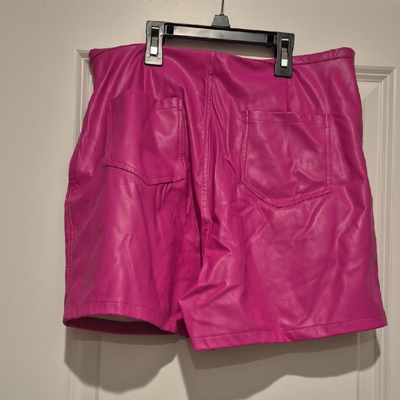Chic High Waist Pink Women's Shorts - Picture 2 of 2